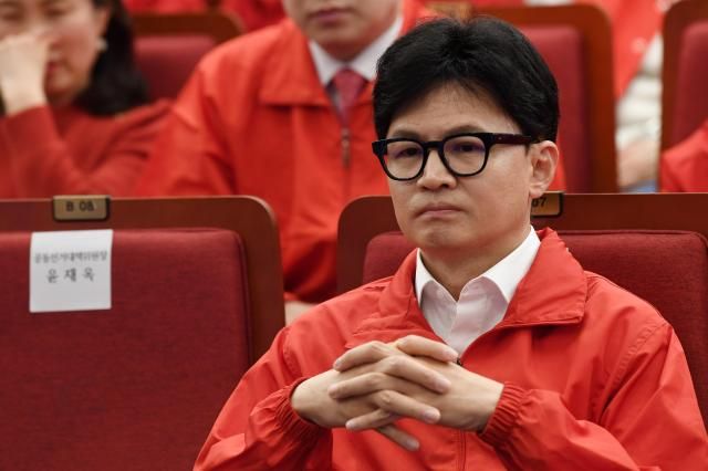 국민의힘 한동훈 비상대책위원장이 10일 국회 도서관에 마련된 개표상황실에서 선거 개표 방송을 지켜보고 있다사진연합뉴스