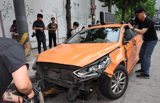 3일 서울 중구 국립중앙의료원에 택시가 돌진하는 사고가 발생했다 사고 현장인 국립중앙의료원 인근에서 취재진이 견인된 가해 차량을 살피고 있다 사진연합뉴스 