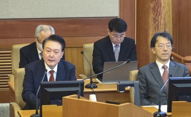 ユン・ソンニョル大統領が21日午後、ソウル鍾路区の憲法裁判所で開かれた弾劾審判3次弁論に出席し、被請求人席で発言している 写真連合ニュース