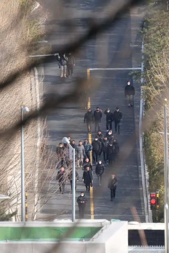 漢南洞の大統領官邸でユン・ソンニョル大統領の逮捕に失敗し、公捜処が撤収している。 AJPハン・ジュングAJP Han Jun-gu