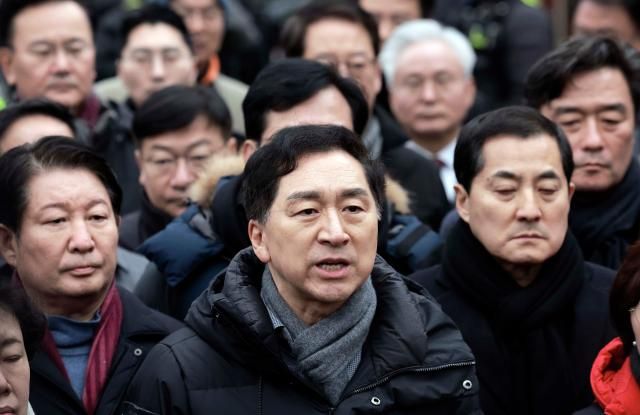 与党「国民の力」の金起炫議員をはじめ、与党議員らが6日、ソウル龍山区の大統領官邸前に集まった取材陣に立場を明らかにしている 写真連合ニュース