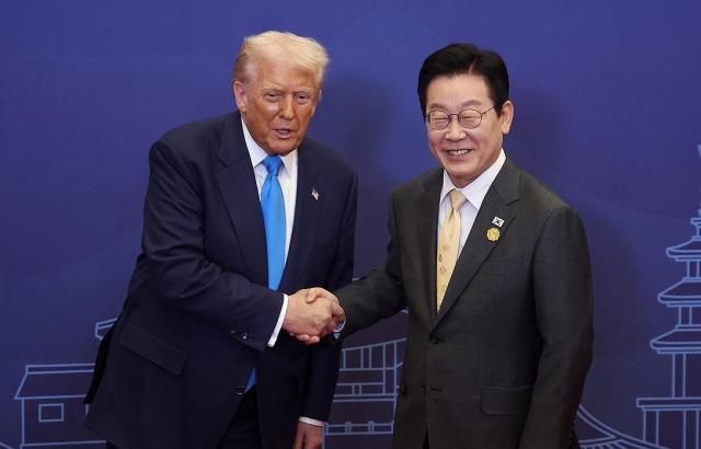 イ・ジェミョン大統領が29日、慶尚北道慶州(キョンサンブクド・キョンジュ)のヒルトンホテルのグランドボールルームで開かれた大統領主催の首脳特別夕食会に先立ち、トランプ米大統領を出迎えている 写真連合ニュース