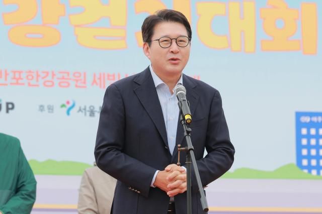 25日午前、ソウル瑞草区盤浦漢江公園のセビッ島の野外舞台一帯で開かれた2025ソウル漢江歩き大会で国民の力のシン・ドンウク国会議員が祝辞を述べている 20251025写真有袋吉記者dbeorlf123ajunewscom.