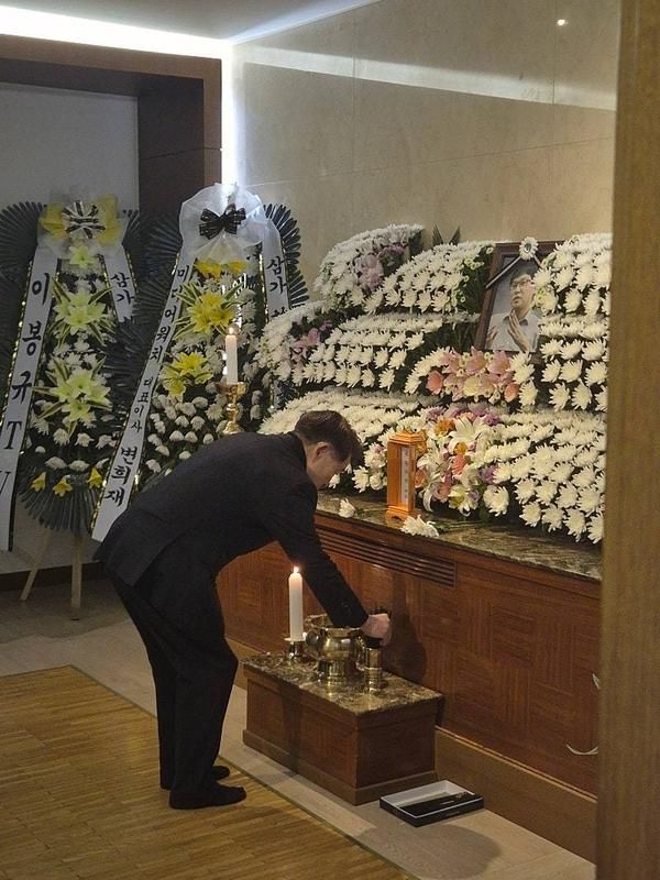 米海軍大学院システム工学のチ・マンウォン博士が、ソウル西大門区の延世大学新村セブランス病院の葬儀場に設けられた故ファン・ウィウォン前メディアウォッチ代表の葬儀場を18日に訪れ、弔問している