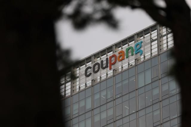 顧客情報流出したクーパン ソウル聯合ニュースのシン・ヒョンウ記者、国内Eコマース電子商取引市場1位の企業であるクーパンで、3千万件を超える大規模な情報流出事故が発生した クーパンは現在まで顧客アカウント約3千370万個が流出したことを確認した これは国内成人4人のうち3人の情報に該当し、事実上クーパン全体のアカウントに匹敵するものと推定される 写真は30日、ソウル松坡区クーパン本社20251130 nowwegoynacokr2025-11-30 135352 著作権者ⓒ ㈜聯合ニュース無断転載再配布を禁止AI学習および活用を禁止著作権者ⓒ ㈜聯合ニュース無断転載再配布を禁止AI学習および活用を禁止