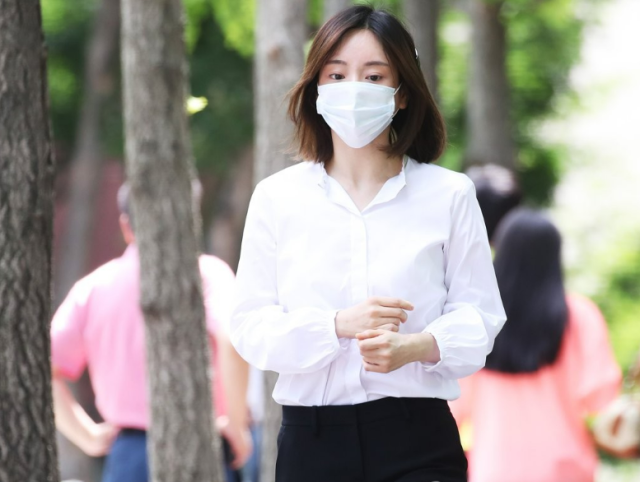 麻薬投薬容疑で拘束起訴された南陽乳業創業主の孫娘ファン・ハナ氏が1審で懲役1年に執行猶予2年を宣告され、2019年7月19日、京畿道水原市八達区の水原拘置所から出てきている 写真連合ニュース