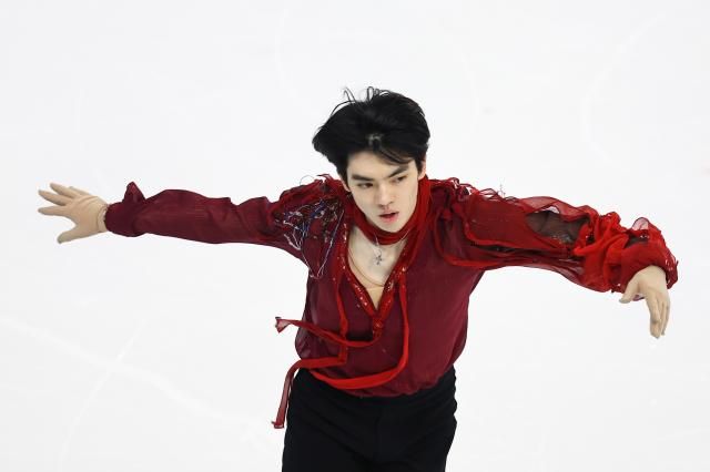 フィギュアのチャ・ジュンファンが13日、中国のハルビン黒龍江氷上訓練センターの多目的ホールで開かれた2025ハルビン冬季アジア競技大会フィギュア男子シングルフリースケーティングで演技を披露している 車俊煥はこの日の試合で金メダルを獲得した。