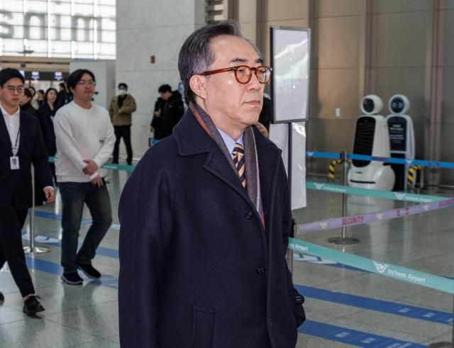 チョ・テヨル外交部長官がドイツ・ミュンヘンで開かれるミュンヘン安保会議MSCに出席するため、14日、仁川空港を通じて出国している 写真連合ニュース