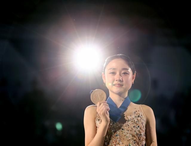 23日、ソウル木洞アイスリンクで開かれた2025国際スケート連盟ISU四大陸フィギュア選手権大会の女子シングルフリーで金メダルを獲得したキム・チェヨンが表彰台に上がり、記念撮影をしている キム・チェヨンは21日に行われたSPで7402点を獲得し、同日行われたフリーではシーズンベストの14836点を獲得して合計2238点を記録して優勝した 写真連合ニュース