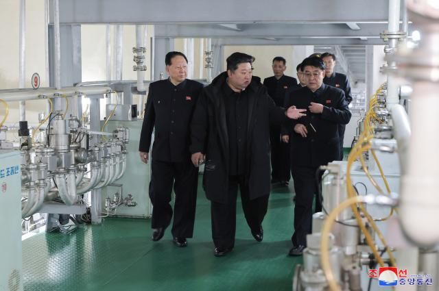 北朝鮮の金正恩総書記が核物質生産基地と核兵器研究所を現地指導したと、朝鮮中央通信が29日報じた 写真連合ニュース