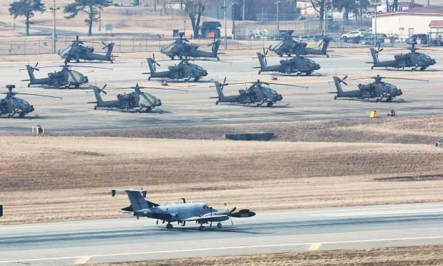 10日から20日まで行われる定例的な韓米合同軍事演習「自由の盾FSFreedom Shield」の演習を翌日に控えた9日、京畿道平沢市のキャンプ・ハンフリーズでRC-12Xガードレール偵察機が離陸している 写真連合ニュース 