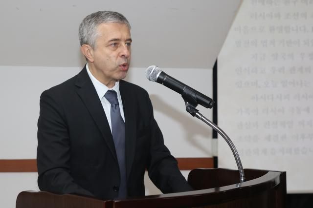 ゲオルギー・ジノヴィエフ駐韓ロシア大使が7月8日、ソウル中区の培材学堂歴史博物館で駐韓ロシア大使館-プシュキンハウスが主催した韓ロ修好通商条約締結140周年展示会で挨拶をしている 写真連合ニュース