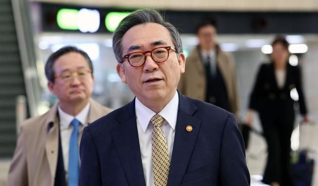 チョ・テヨル外交部長官が21日、ソウル江西区の金浦国際空港で第11回韓・中・日外交長官会議に参加するために日本に出国している 写真連合ニュース
