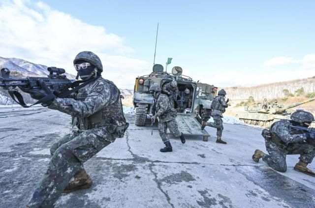 陸軍首都機械化歩兵師団戦車大隊TF将兵らが6日、装甲車から降車し、目標高地を占領している 写真陸軍