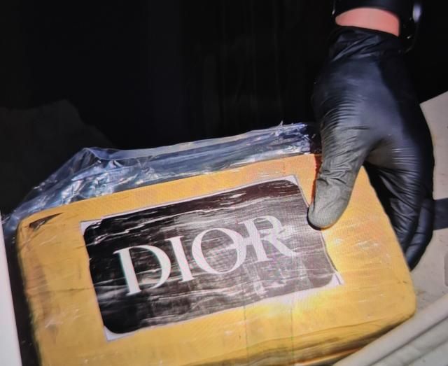 関税庁と海洋警察庁は2日、江陵市玉渓港に停泊した外国船舶からコカインと推定される大量の麻薬を摘発し調査中だと明らかにした 写真連合ニュース