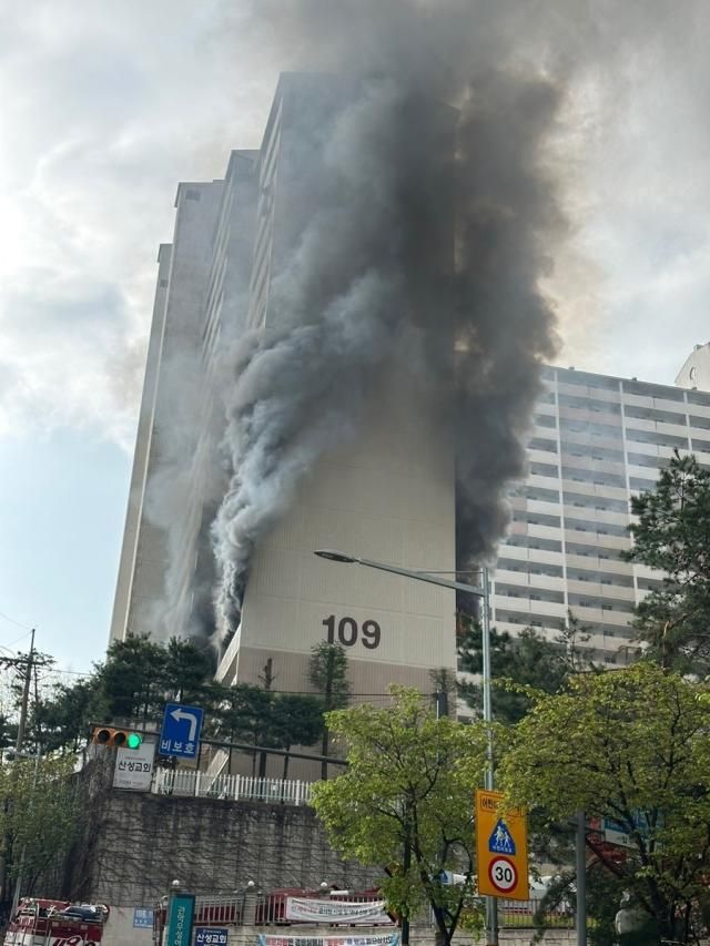 ソウル冠岳区奉天洞のマンションで火災が発生した 写真連合ニュース