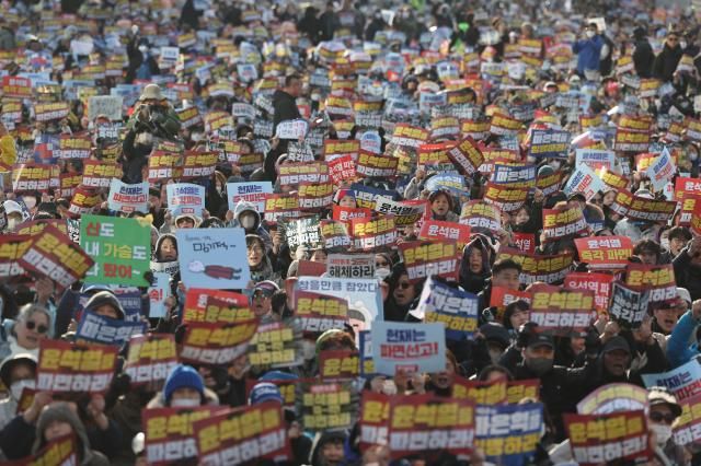 参加者たちが3月29日、ソウル鍾路区の西十字閣近隣で開かれたユン・ソクヨル即刻退陣・社会大改革17次汎市民大行進でスローガンを叫んでいる 写真連合ニュース