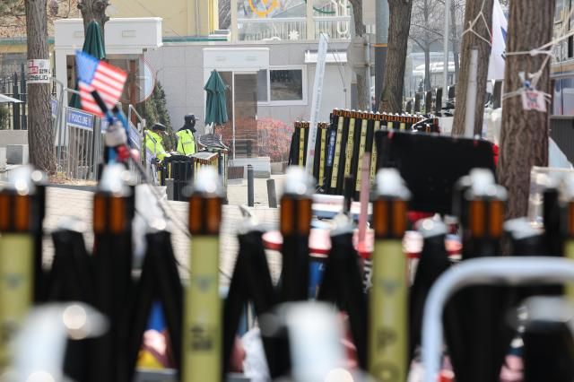 先月10日、ソウル龍山区漢南洞の大統領官邸前に警察が配置されている 写真連合ニュース