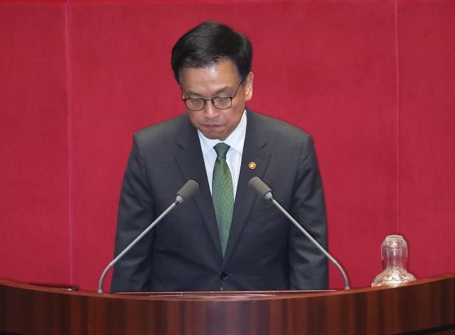 チェ・サンモク経済副首相兼企画財政部長官が1日、国会で本会議の採決手続きを終えた後、会議場を離れている 写真連合ニュース