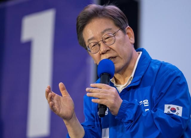 Democratic Party presidential candidate Lee Jae-myung delivers a campaign speech in Mokpo South Jeolla Province on May 15 YONHAP