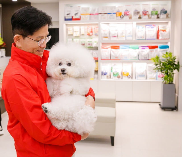 与党「国民の力」のキム・ムンス大統領選候補が13日、大邱のペット専門病院であるエピソード動物メディカルセンターを訪問し、捨て犬とペットの保護現場を見ている 写真金文秀キャンプ