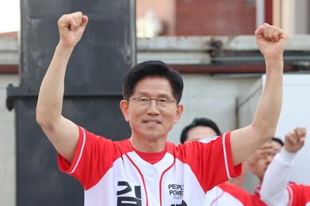 与党「国民の力」のキム・ムンス大統領選候補が25日、忠清南道瑞山市中央通のロデオ通りで集中遊説をしている 写真連合ニュース