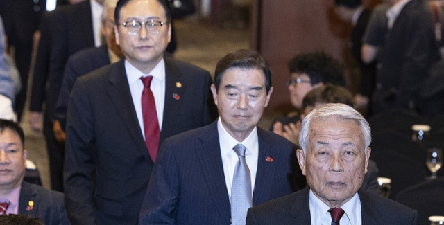 韓日経済協会のキム・ユン会長の中と韓日経済協会の麻生祐孝副会長前のチョン・インギョ通商交渉本部長が27日、ソウル中区のロッテホテルで開かれた第57回韓日経済人会議の開会式に入場している 写真連合ニュース