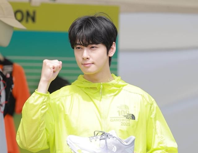 ノースフェイス広報大使である俳優チャ・ウヌが17日午前、江原道江陵市の鏡浦湖広場で開かれた国際トレイルランニング大会TNF100江原行事に参加し、ポーズを取っている 20250517写真有袋吉記者dbeorlf123ajunewscom.