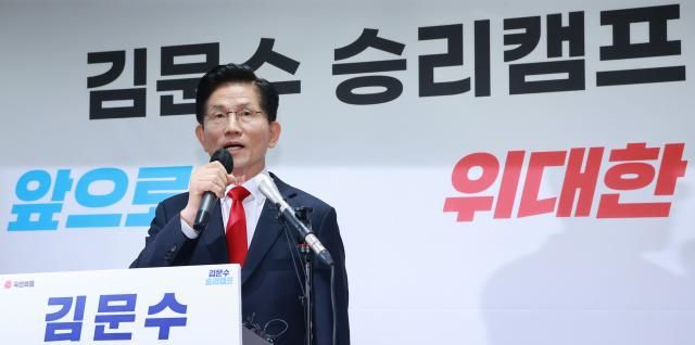 与党「国民の力」のキム・ムンス大統領選候補が8日、ソウル汝矣島の大河ビルに設けた選挙陣営事務所で緊急記者会見を開き、候補一本化に関する立場を明らかにしている 写真連合ニュース