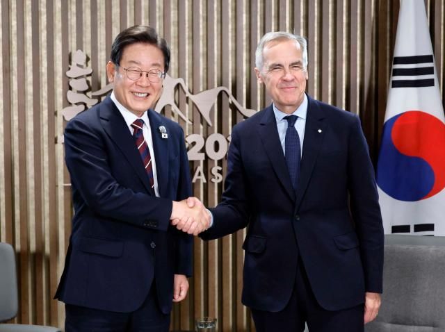 イ・ジェミョン大統領とカナダのマーク・カーニー首相が17日、現地時間カナダ・アルバータ州カナスキスの主要7カ国G7首脳会議場で韓・カナダ首脳会談前に握手している 写真連合ニュース