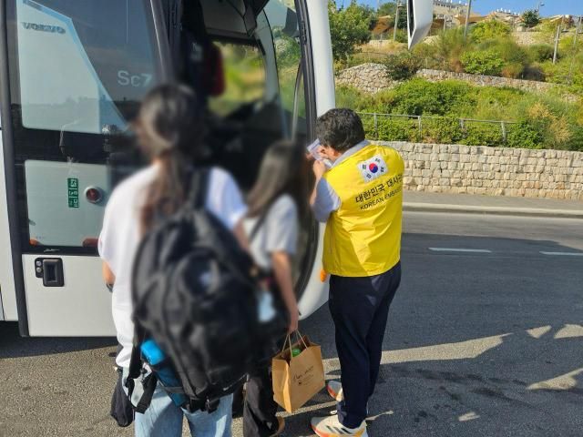 バス搭乗待機中のイスラエル滞在国民写真外交部.