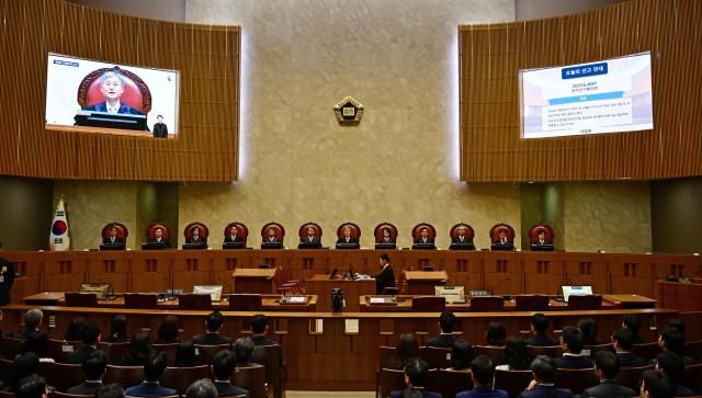 チョ・ヒデ大法院長をはじめとする最高裁判事らが先月1日午後、ソウル瑞草区の最高裁で共に民主党のイ・ジェミョン大統領候補の公職選挙法違反事件の上告審宣告のために入廷している 写真連合ニュース