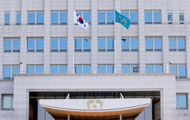 李在明大統領の任期が始まった4日、ソウル龍山大統領室の庁舎に鳳凰旗が掲揚されている 写真連合ニュース