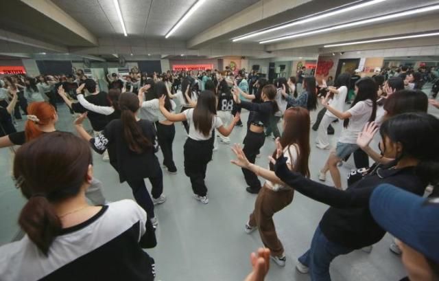 夏休みをきっかけに国内外のK-POPトレーニングの需要が多く増加し、K-POP教育機関であるデフダンススクールやデフ実用音楽学院に受講の問い合わせが相次いでいる 写真デフダンススクール提供