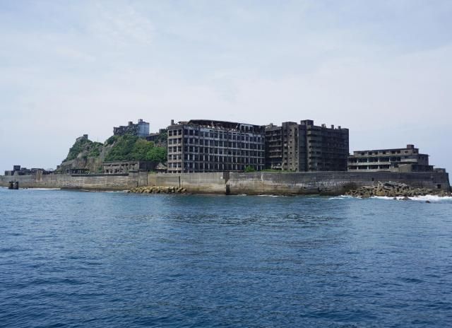 遊覧船から眺めた軍艦島の様子、写真西景徳教授。