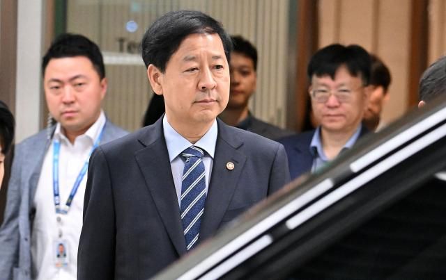 韓米間の2+2通商交渉のために米国に出国しようとした具潤哲(ク・ユンチョル)副首相兼企画財政部長官が24日、仁川国際空港の第2旅客ターミナルで硬い表情で出ている 写真連合ニュース