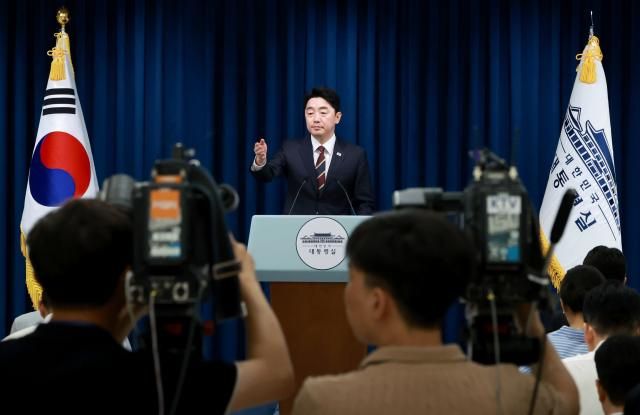 カン・フンシク大統領秘書室長が26日、ソウル龍山の大統領室庁舎で、憲法裁判官や国税庁長に対する人選発表後、取材陣から質問を受けている 写真連合ニュース