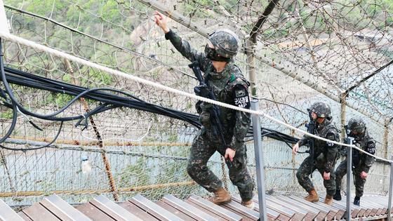 陸軍のGOP将兵たちが鉄柵に沿って移動しながら精密点検をしている 写真陸軍