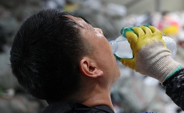 猛暑に疲れたある市民が水を飲んでいる。 写真連合ニュース