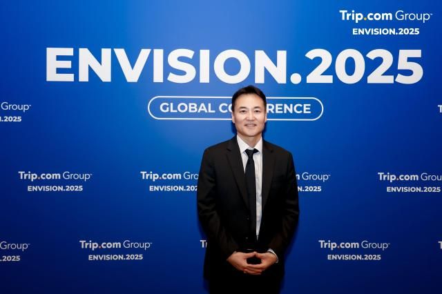 トリップドットコムのホン・ジョンミン支社長が5月26日、中国上海オリエンタルホテルで開かれたインビジョン2025Envision2025グローバルカンファレンスが終わった後、インタビューに先立って写真撮影をしている 写真ドットコム