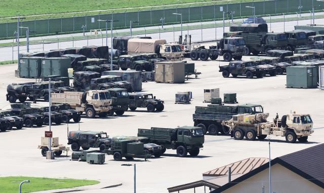 韓国と米国が有事の際、韓半島防御のための定例合同軍事演習「乙支(ウルチ)自由の盾UFS・Ulchi Freedom Shield」の演習を今月18∼28日に実施すると明らかにした7日、京畿道平沢(キョンギド・ピョンテク)のキャンプ・ハンフリーズに軍用車両が止められている 写真連合ニュース 