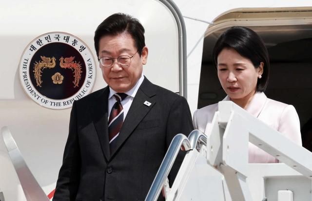 イ・ジェミョン大統領とキム・ヘギョン女史が24日、現地時間、米ワシントンDC近くのアンドリュース合同基地に到着し、空軍1号機から降りている 写真連合ニュース