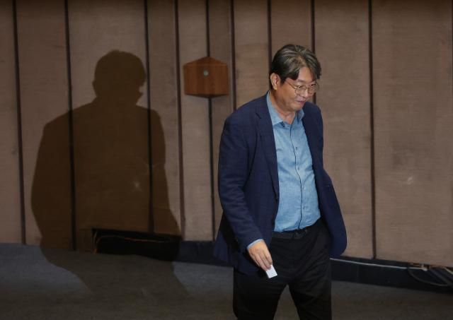 借名株式取引疑惑を受けている共に民主党のイ・チュンソク議員が5日、国会本会議で放送法の一部改正法律案関連フィリバスター終結同意を表決する投票を行っている 写真連合ニュース