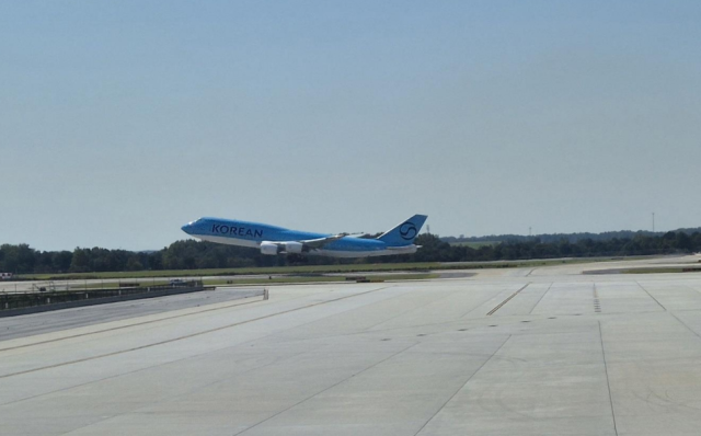 釈放された韓国人労働者乗せたチャーター機離陸写真連合ニュース