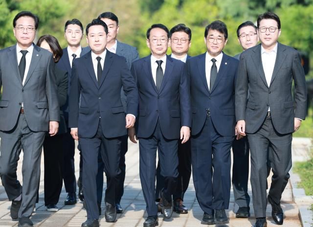 与党「国民の力」のチャン・ドンヒョク代表をはじめとする党関係者らが29日、仁川市中区の自由公園のマッカーサー将軍銅像を訪れた 写真連合ニュース