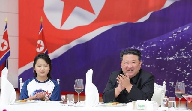 2023年11月23日、偵察衛星「万里鏡1号」の打ち上げ成功を記念する宴会で、金正恩総書記の右と娘のジュエ左の姿を写真平壌朝鮮中央通信連合ニュース