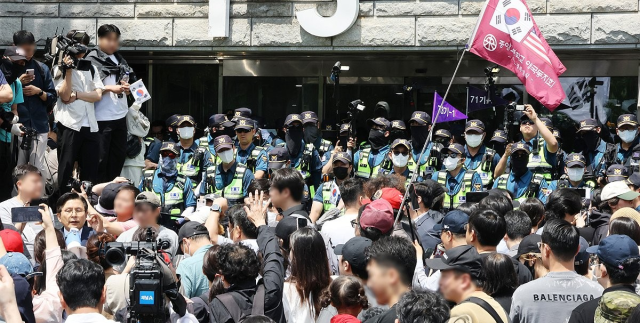 부정선거를 주장하는 시위대가 5일 개표소인 올림픽공원 핸드볼경기장 앞에서 개표 중단을 요구하고 있다 사진연합뉴스