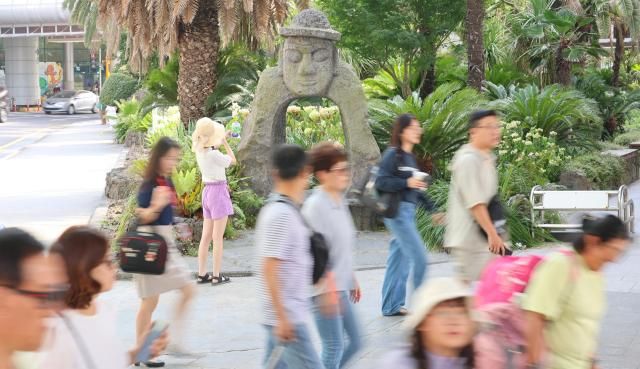 Du khách tại sân bay quốc tế Jeju ngày 1382023 ẢnhYonhap News