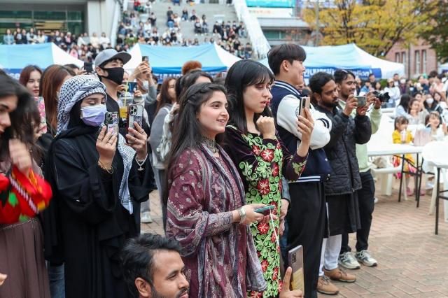 Sinh viên nước ngoài tại trường đại học Dong-A trong Ngày quốc tế International Day ẢnhYonhap News