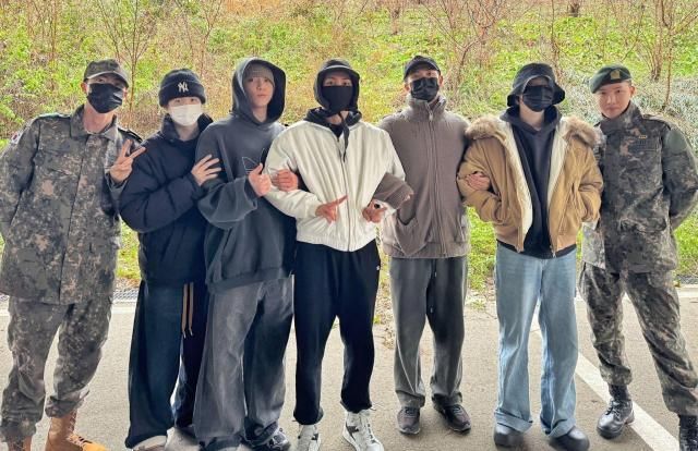 7 thành viên nhóm nhạc BTS trong buổi tiễn RM và V nhập ngũ vào ngày 11122023 ẢnhYonhap News